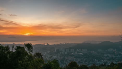 Atemberaubende-Zeitrafferaufnahmen,-Die-Den-Atemberaubenden-Sonnenuntergang-über-Penang,-Malaysia,-Einfangen