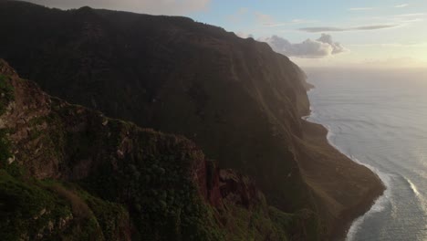 Malerische-Küstenklippen-Bei-Sonnenuntergang-Mit-Weitem-Meerblick-Mit-Drohne-Auf-Madeira