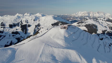 Pista-De-Esquí-En-Saalbach-hinterglemm,-Austria-Durante-El-Invierno---Toma-Aérea