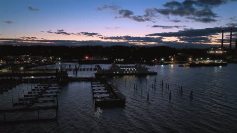 Eine-Luftaufnahme-Der-Fähre-Von-Port-Jefferson,-Die-Während-Eines-Farbenfrohen-Sonnenuntergangs-Mit-Wolken-Ablegt