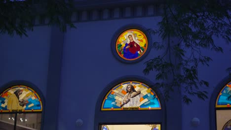 Exterior-of-the-San-Judas-Tadeo-Catholic-Church-in-Tegucigalpa,-Honduras,-Stained-glass-on-the-facade