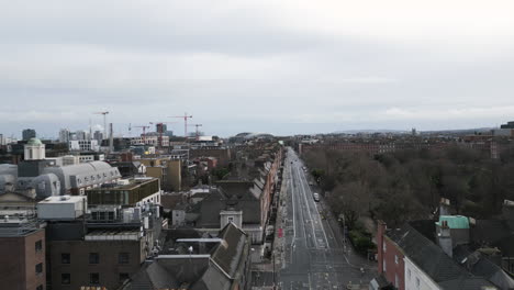 Aerial-forward-view-of-Merrion-Square-park-on-the-south-side-of-Dublin-city,-Ireland