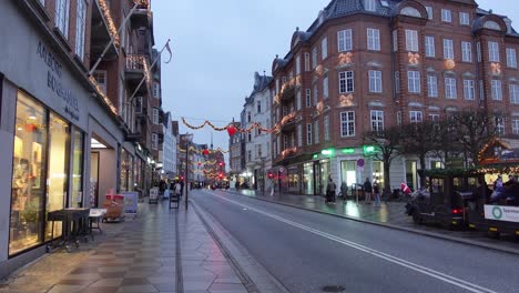 Aalborg-Centrum-Straßenansicht-An-Einem-Kalten-Und-Regnerischen-Tag