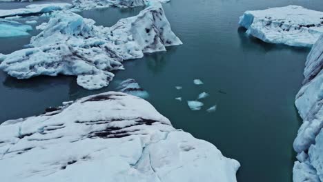 Drohnenaufnahme-Eines-Eisbergs-In-Jökulsárlón,-Island-Im-Sommer