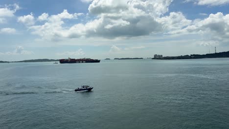 Lotsenboot-Navigiert-Auf-Den-Meeresgewässern-In-Der-Meerenge-Von-Singapur