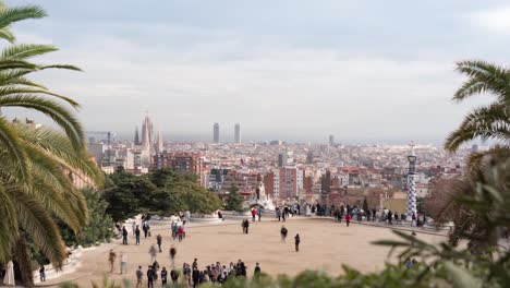 Zeitrafferaufnahme-Des-Aussichtspunkts-Im-Parc-Güell-Mit-Vielen-Touristen-Und-Blick-Auf-Die-Stadtlandschaft-Von-Barcelona-Im-Sommer