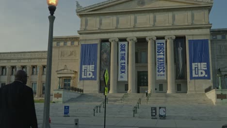 The-Art-Institute-of-Chicago-showcasing-its-grand-architecture-and-cultural-prominence-in-an-urban-setting