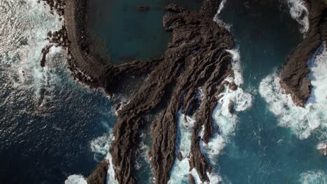 Luftaufnahme-Von-Oben-Mit-Drohne-Einer-Ruhigen-Küstenstadt-Mit-Einer-Natürlichen-Lagune-In-Seixal,-Madeira