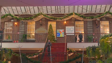 Berühmtes-Stadthauszentrum-In-Powerscourt,-Geschmückt-Mit-Weihnachtsschmuck-Und-Lichtern-In-Der-South-William-Street,-Dublin,-Irland