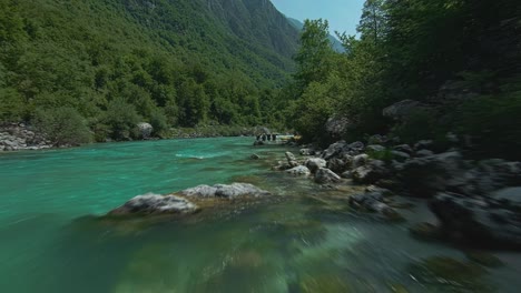 Soca-Fluss-Mit-Touristen-In-Slowenien---Luft-FPV