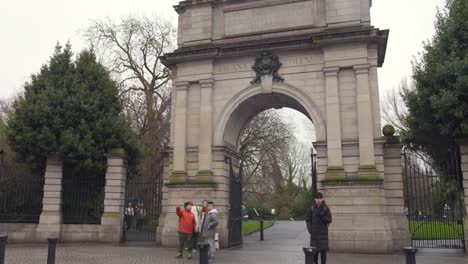 Fusiliers'-Arch---People-Standing-At-The-Entrance-Of-St-Stephen's-Green-Park-In-Dublin,-Ireland