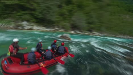 Gente-Haciendo-Rafting-En-El-Río-Soca-En-Eslovenia,-Italia