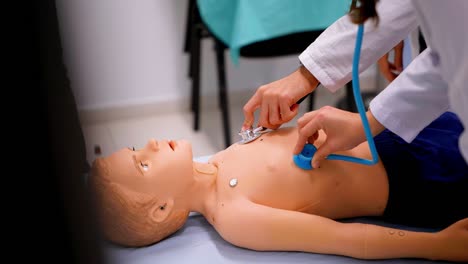 -Eine-Realistische-Puppe-Zum-Üben-Medizinischer-Untersuchungen-Durch-Studenten
