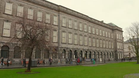 Scene-Of-People-In-Front-Of-The-Ancient-Architecture-Of-Trinity-College-In-Dublin,-Ireland