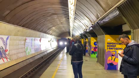 Gente-Esperando-Para-Tomar-El-Metro-Subterráneo-Que-Llega-En-Kiev,-Ucrania,-Transporte-Rápido-Por-Una-Ciudad,-Toma-De-4k