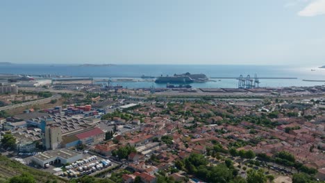 Über-Der-Stadt-Marseille,-Frankreich,-Die-Sich-In-Richtung-Hafen-Bewegt
