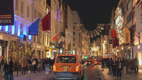 Large-number-of-people-walking-along-the-street-during-Christmas-time-in-London,-England