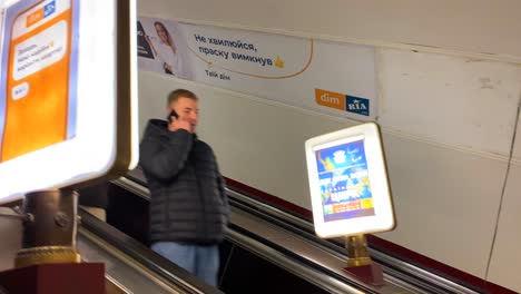 Gente-Tomando-Una-Escalera-Mecánica-A-Una-Estación-De-Metro-Subterráneo-En-Kiev,-Capital-De-Ucrania,-Transporte-Rápido-Alrededor-De-Una-Ciudad,-Toma-De-4k