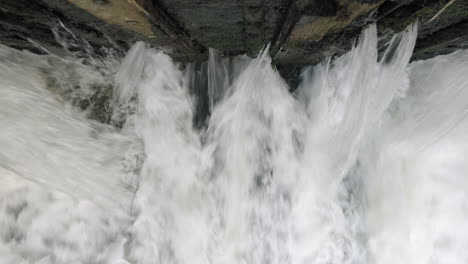 Das-Tosende-Wasser-Des-Flusses-Alne-In-Warwickshire,-England,-Während-Er-Durch-Schleusentore-Fließt,-Die-Die-Menge-Des-Hochwassers-Nach-Sintflutartigen-Regenfällen-Kontrollieren