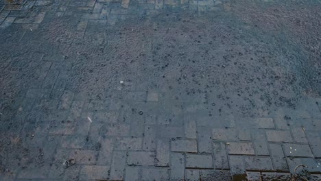 Zeitlupe-Mit-120-Bildern-Pro-Sekunde,-Die-Auf-Eine-Bodenfläche-Aus-Steinfliesen-Regnet