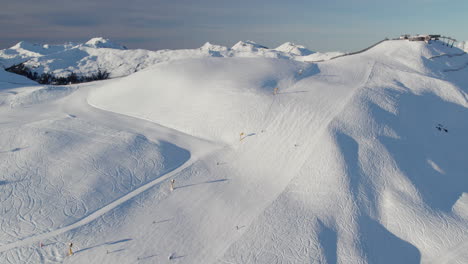 Esquiadores-En-La-Ladera-De-La-Montaña-Saalbach-hinterglemm-En-Austria---Disparo-Aéreo-De-Drones