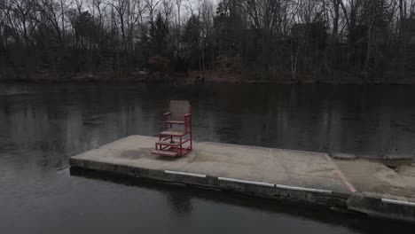 Berea-Ohio-Metroparks,-Wallace-lake-in-the-winter-with-lifeguard-chair
