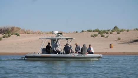 Barco-Guardacostas-Navegando-En-Un-Día-Soleado-En-Un-Río-De-Arizona,-EE.UU.