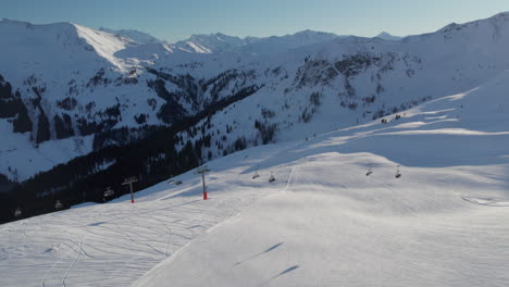 Malerisches-Skigebiet-Im-Winter-In-Saalbach-Hinterglemm,-Österreich---Luftaufnahme