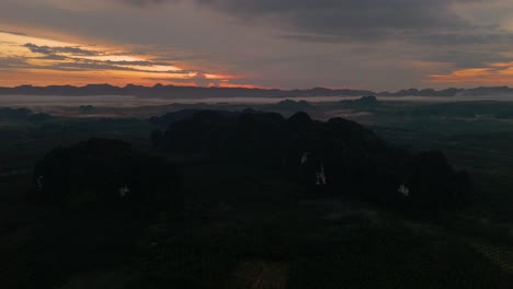 Luftdrohne-Früher-Sonnenaufgang-In-Der-Provinz-Krabi,-Ao-Luek-Ao-Nang-Im-Süden-Thailands,-Nebelmeer-Krabi