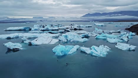 Toma-De-Drones-De-Amplia-órbita-De-Un-Iceberg-En-Jökulsárlón,-La-Laguna-Glaciar-De-Islandia