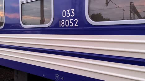 Ferrocarriles-Ucranianos-Tren-Ukrzaliznycia-En-La-Estación-De-Tren-De-Chelm-En-Polonia,-Tren-Azul,-Toma-De-4k