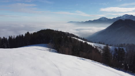 Luftaufnahme-Der-Schneebedeckten-Berge-Und-Des-Nebelmeeres-In-Den-Bayerischen-Alpen