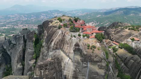 Meteora-Kloster,-Beliebtes-Wahrzeichen-Auf-Dem-Griechischen-Festland---Luftbild-4k