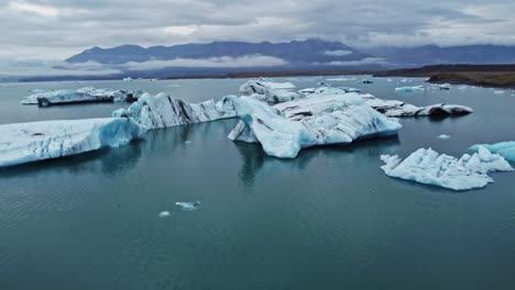 Amplia-Toma-De-Drones-De-Jökulsárlón,-La-Laguna-Glaciar-En-Islandia-Durante-El-Verano