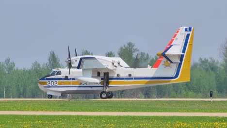 Alberta-Air-tanker-aircraft-taking-of-to-fight-the-wildfires,-Following-shot