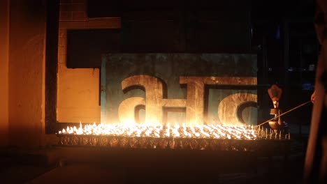Religiöse-Kerzenflammen-Brennen-Nachts-In-Nepal