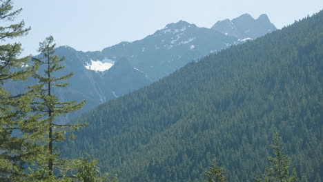 Handheld-shot-of-high-mountains-in-Washington-state,-Shot-in-4k