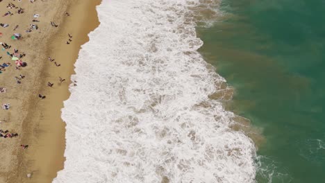 Aerial-Birds-Eye-View-Of-Ocean-Waves-Crashing-Onto-Acapulco-Beach-In-Vina-Del-Mar,-Chile