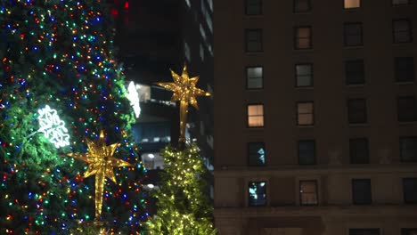 Nahaufnahme-Der-Parallaxe-Der-Stadt-Vancouver.-Sehr-Großer-Und-Hoher-Weihnachtsbaum,-Beleuchtet-Und-Leuchtend-Mit-Anderen-Weihnachtsdekorationen,-Umgeben-Von-Hohen,-Beleuchteten-Gebäuden-In-Einer-Winternacht-Im-Dunkeln
