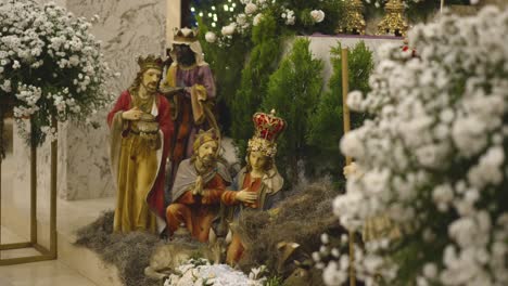 Grandes-Esculturas-Del-Belén-Navideño-Dentro-De-Una-Iglesia-Católica.