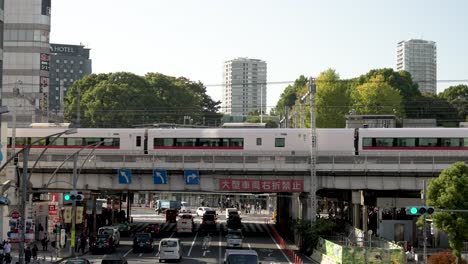 Tokyo-Skyliner-Zug-Fährt-Auf-Hochbahn-In-Ueno-Vorbei