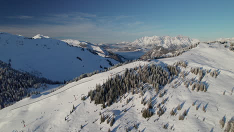 Skilift-Im-Ferienort-Saalbach-Hinterglemm-Mit-Dem-Kleinen-Rothorn-Und-Dem-Matterhorn-Im-Hintergrund,-Österreich