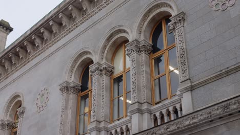 Bogenfenster-Des-Museumsgebäudes-Des-Trinity-College-Dublin-In-Irland