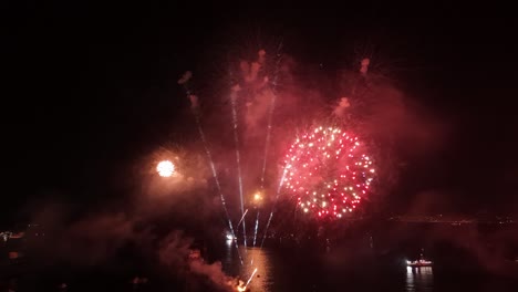 Luftorbit-Beim-Silvester-Feuerwerksfestival-In-Der-Stadt-Valparaiso-In-Chile-–-Beleuchtete-Stadt