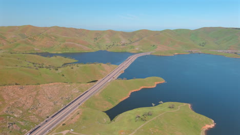 State-Route-152-Am-San-Luis-Reservoir,-Umgeben-Von-üppigen-Grünen-Hügeln-In-Kalifornien,-USA