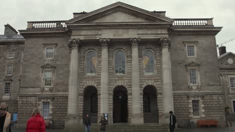Vista-Exterior-De-La-Capilla-Del-Trinity-College-De-Dublín-En-Dublín,-Irlanda