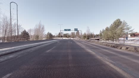 POV-Fahrt-Nähert-Sich-Der-Ampelkreuzung,-Winterliches-Defensives-Fahren,-Finnland