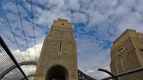 Sydney-Harbour-Bridge-Pylone,-Handaufnahme-Mit-Blick-Auf-Die-Steinstrukturen