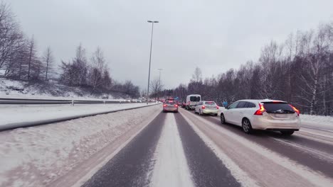 POV-Auto-Verschneite-Finnische-Straßen-Mit-Starkem-Verkehr-An-Einem-Bewölkten-Tag