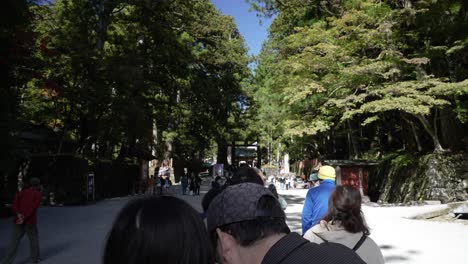 POV-Parado-Detrás-De-La-Cola-De-Visitantes-Haciendo-Cola-Para-Entrar-Al-Santuario-Nikko-Toshogu